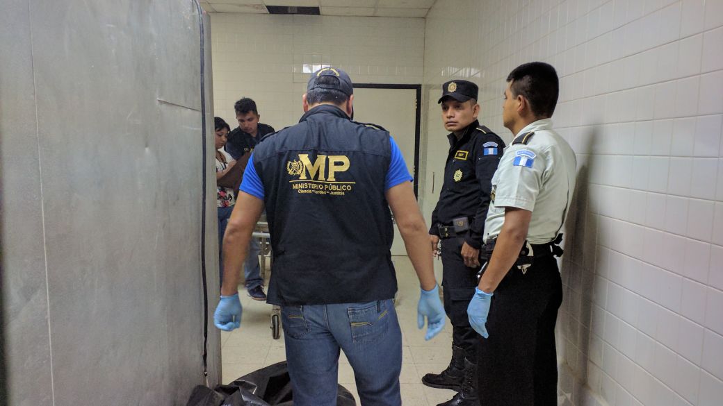 El guardián del colegio fue atacado a balazos cuando salía de su trabajo, en el barrio La Democracia, Sayaxché. (Foto Prensa Libre: Rigoberto Escobar)