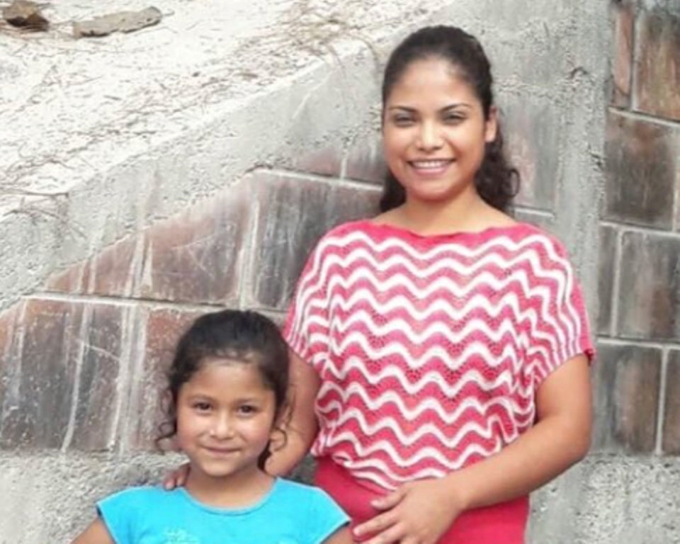 Lilian Mérida-Galicia, junto a su hija de 7 años, quienes fueron separadas en Arizona a mediados de mayo. (Foto: Tomada del Twitter de Micheal Avenatti)