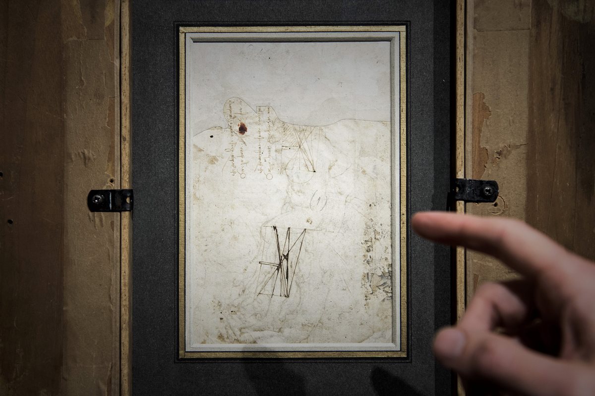 Un dibujo de Leonardo da Vinci que no se conocía, ahora se exhibe en Francia. (Foto Prensa Libre: AFP)