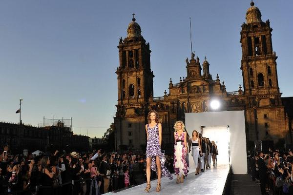 Modelos lucen prendas durante el evento Rock the Sidewalk. (Foto Prensa Libre: EFE)