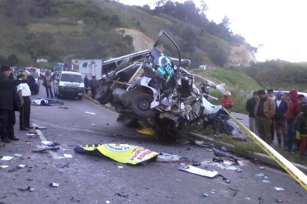 Camión en el que se conducían las tres personas que murieron en el accidente ocurrido en Sololá. (Foto Prensa Libre: Ángel Julajuj)<br _mce_bogus="1"/>