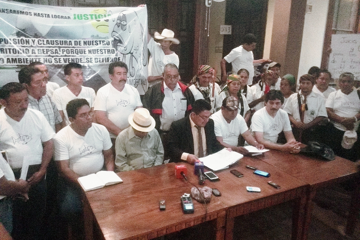 Comunitarios de Sayaxché piden que se implemente el estado de Calamidad Pública para agilizar la ayuda humanitaria. (Foto Prensa Libre: Carlos Álvarez)