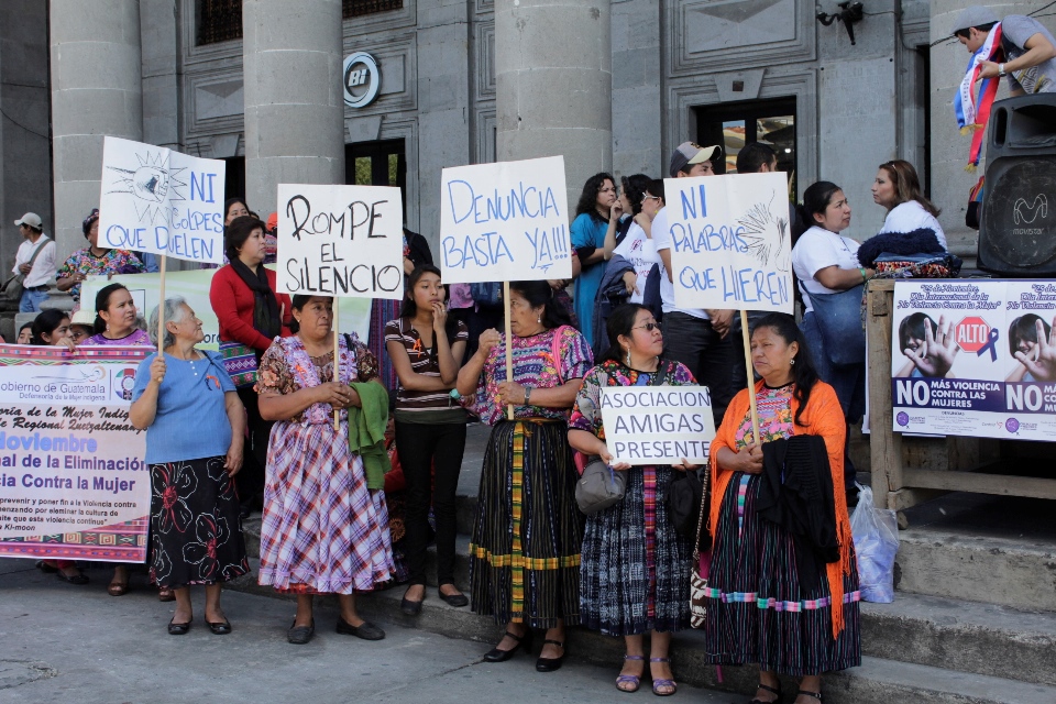 Un grupo de mujeres participa en marcha contra la violencia en Quetzaltenango. (Foto Prensa Libre: María José Longo)