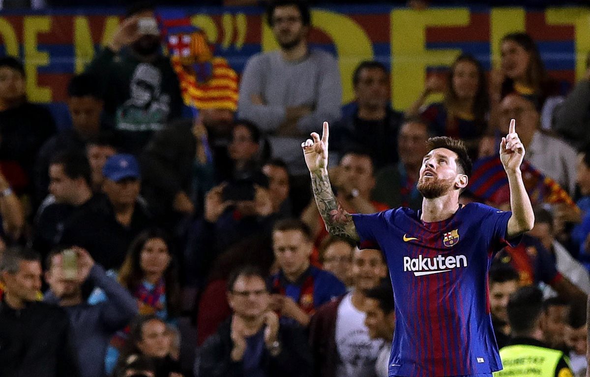 Leo Messi celebra su tercer gol y enloqueció a la afición en el Camp Nou. (Foto Prensa Libre: EFE)