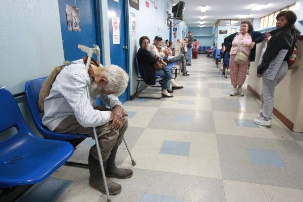 Pacientes aguardan en la consulta externa del Hospital San Juan de Dios para ser atendidos.