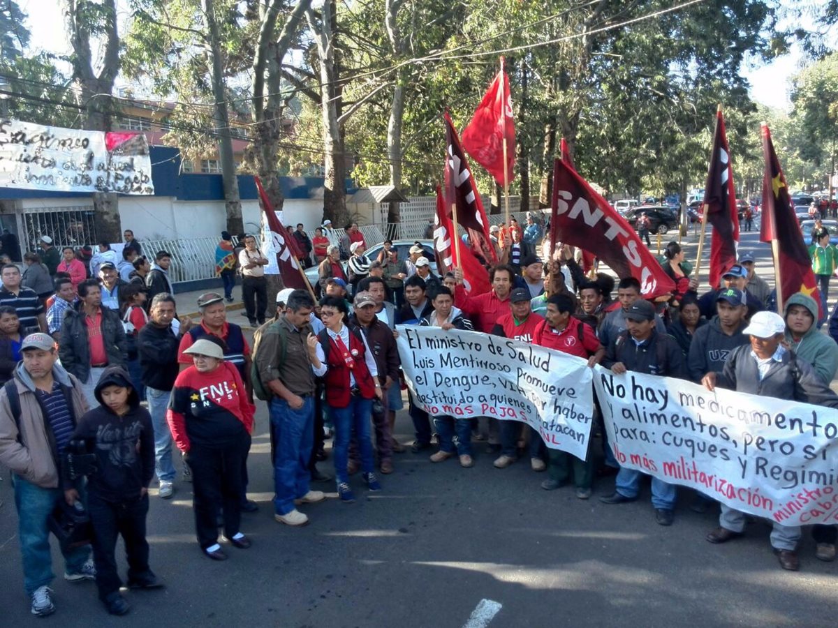Integrantes del Sindicato Nacional de Trabajadores de Salud hacen una manifestación frente a la cartera. (Foto Prensa Libre: Hemeroteca PL)