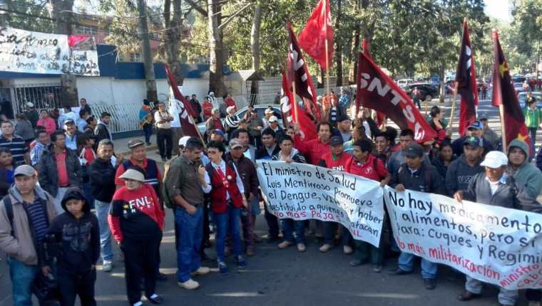 Integrantes del Sindicato Nacional de Trabajadores de Salud hacen una manifestación frente a la cartera. (Foto Prensa Libre: Hemeroteca PL)