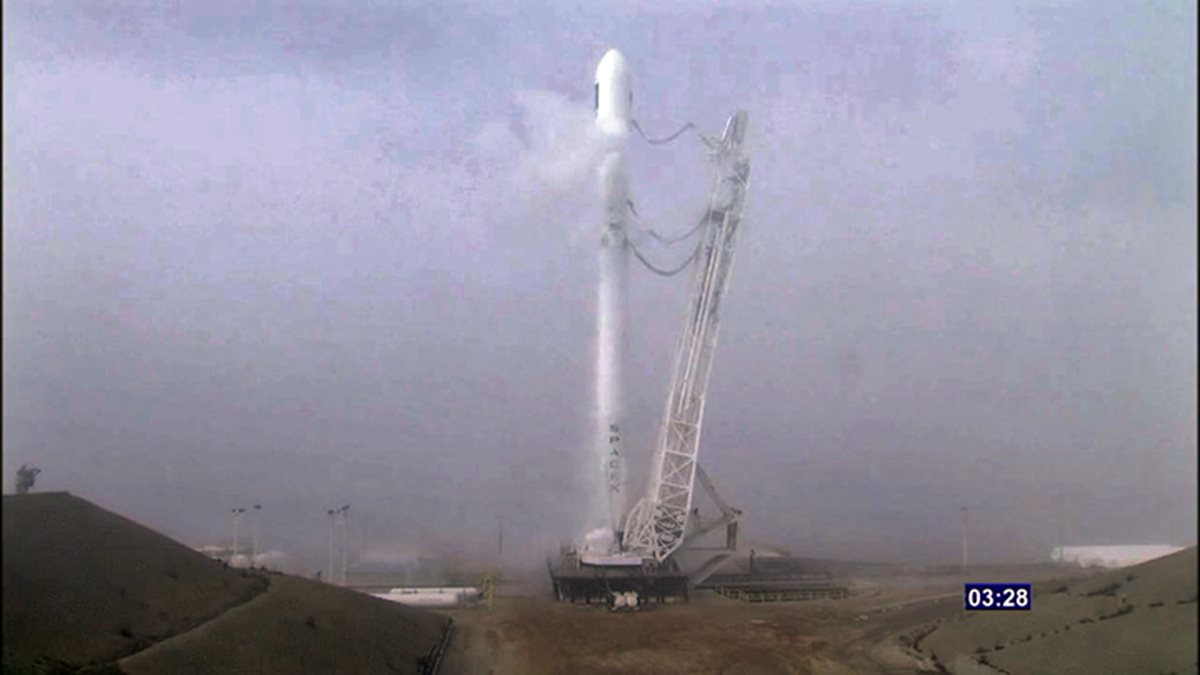 El Falcon 9 despegó en medio de la bruma desde su plataforma de lanzamiento en la base aérea Vandengerg en California. (Foto Prensa Libre: AP).