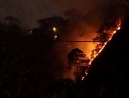 Las llamas del siniestro podían observarse desde la 20 calle de la zona 10. (Foto: Cortesía Cristian Marroquín)