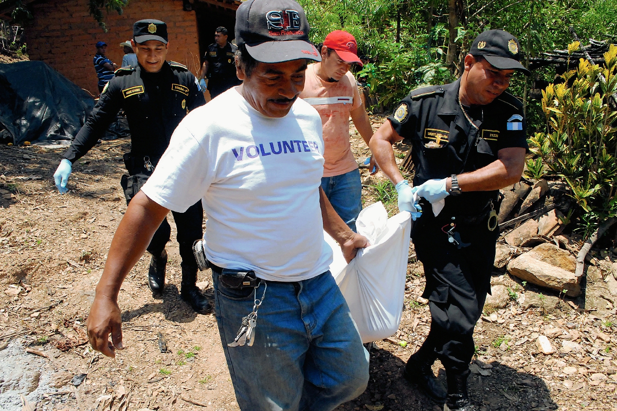 Agentes de la PNC y vecinos trasladan a la morgue el cadáver de Bernardino Ramírez García, quien murió de forma violenta, en Morazán, El Progreso. (Foto Prensa Libre: Hugo Oliva)