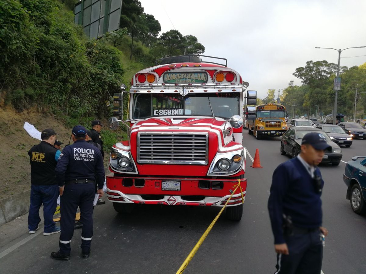 La unidad de transporte quedó a un costado de la carretera. (Foto Prensa Libre: Érick Ávila)