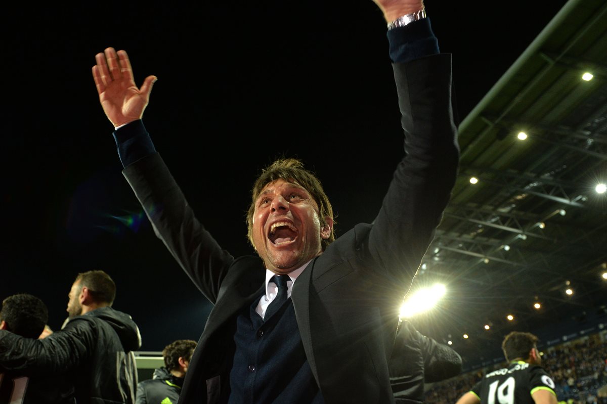 Antonio Conte, técnico italiano del Chelsea, celebra el título de los blues después de la victoria sobre el Albion. (Foto Prensa Libre: AFP)