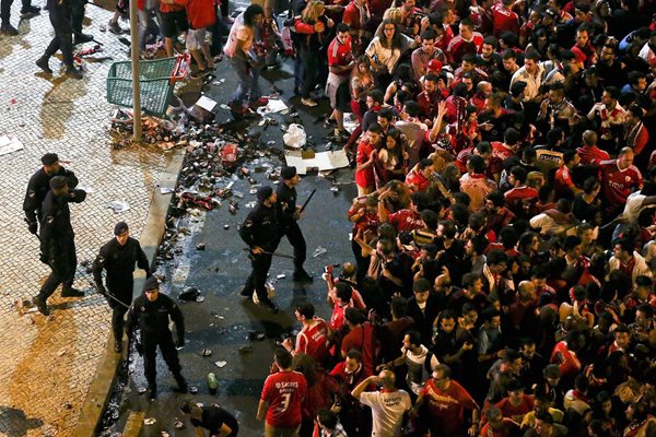 Aficionados del Benfica se enfrentan a la policía tras la celebración del título. (Foto Prensa Libre: EFE)