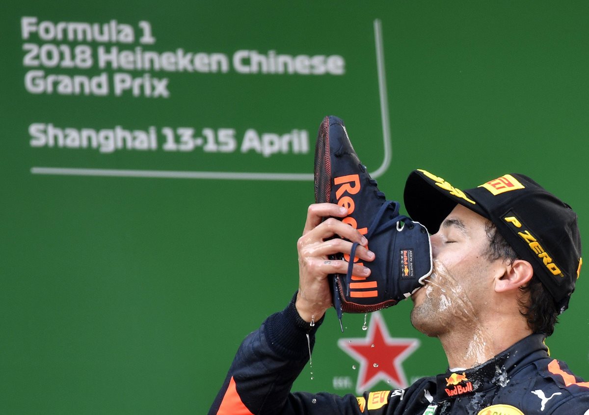Daniel Ricciardo festejó en el podio tomando champán en su zapato. (Foto Prensa Libre: EFE)