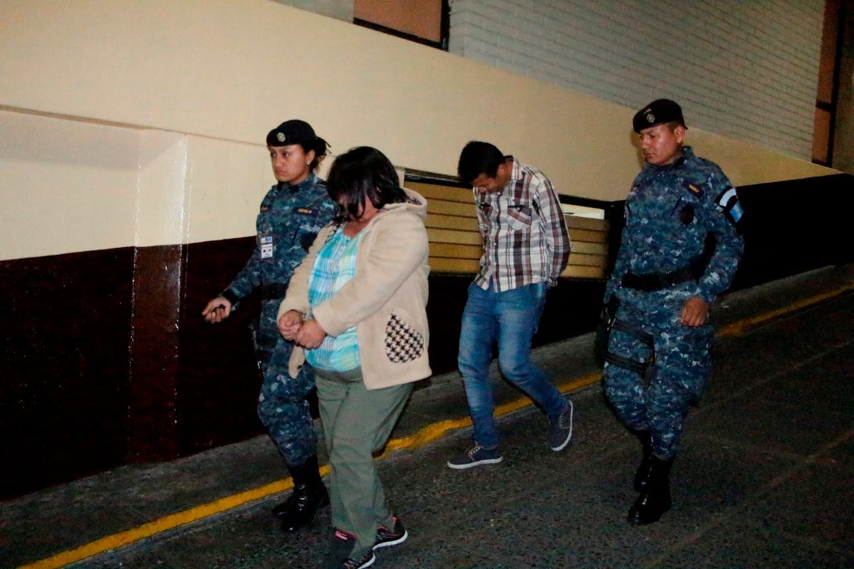 Detenidos fueron trasladados a la Torre de Tribunales. (Foto Prensa Libre: PNC)