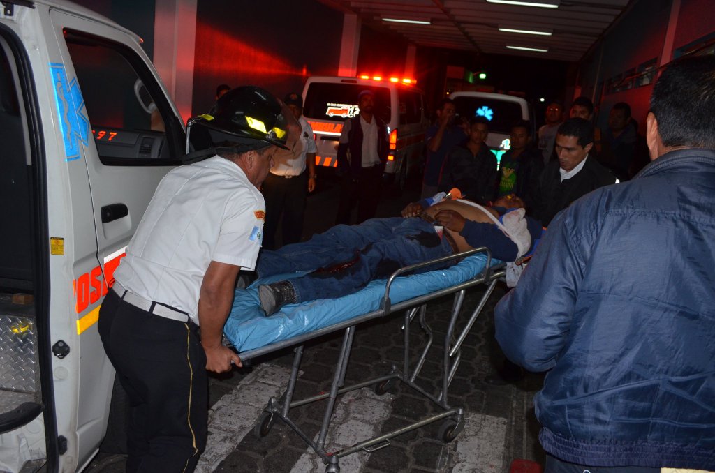 Dos hombres murieron baleados esta noche en la colonia Las Arcadias, San Juan Sacatepéquez. (Foto Prensa Libre: CBV)