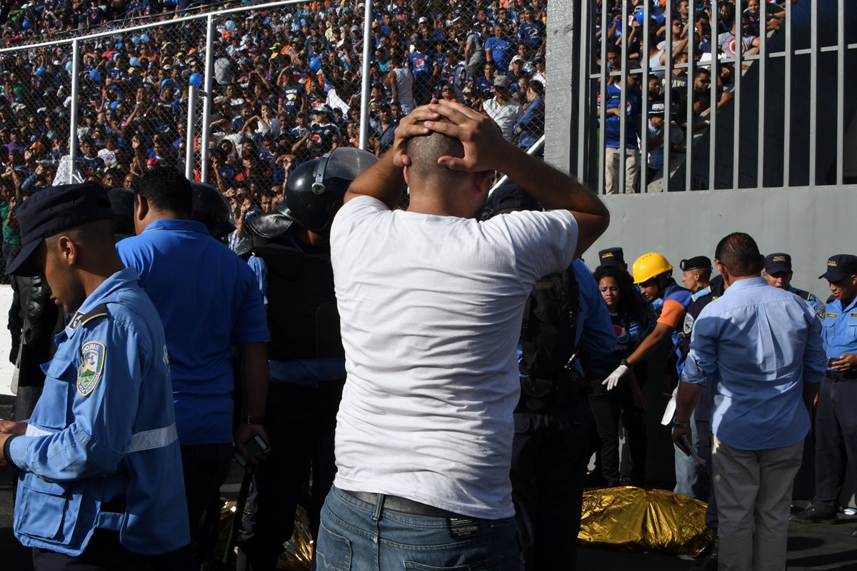 Las personas no daban crédito a lo sucedido esta tarde en el Estadio Nacional en Tegucigalpa. (Foto Prensa Libre: AFP)
