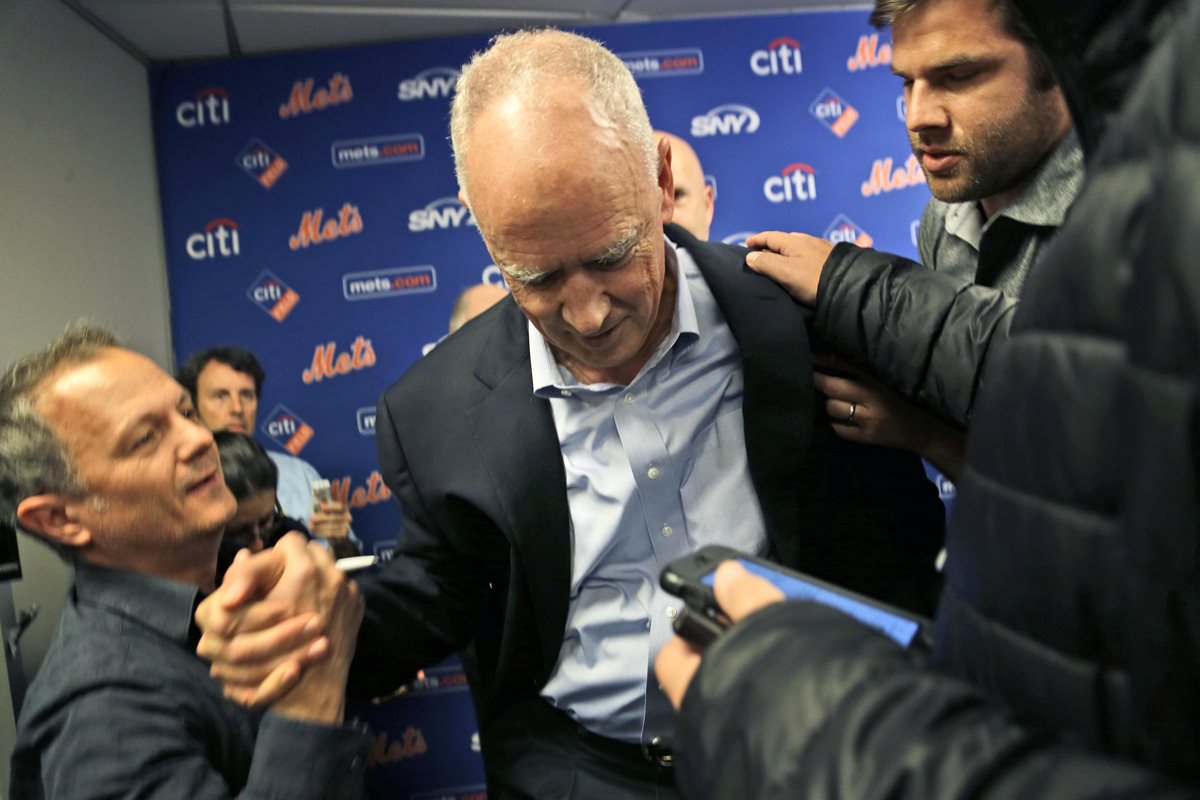 El gerente general de los Mets se desmaya en mitad de una rueda de prensa