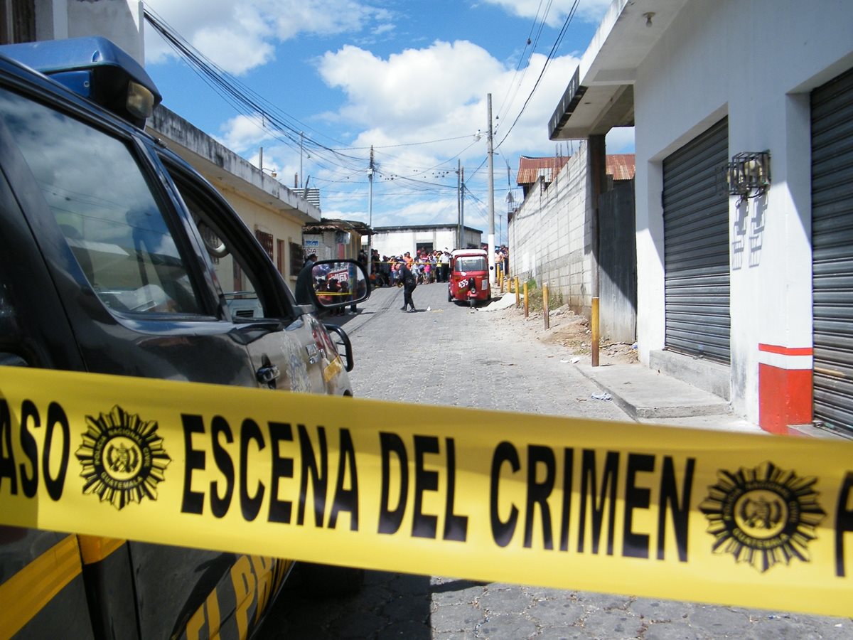 Mardoqueo Sandoval Pérez, de 17 años, murió baleado en la 3ª. avenida y 3ª. calle de la zona 3, Sanarate, El Progreso. (Foto Prensa Libre: Héctor Contreras)