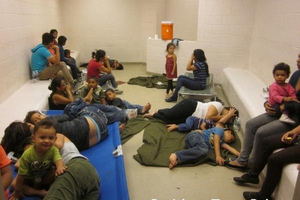 Varios migrantes viven en condiciones inhumanas y hacinados; niños y adultos, entre los cuales hay guatemaltecos. (Foto Prensa Libre: con permiso de Breitbart Texas).