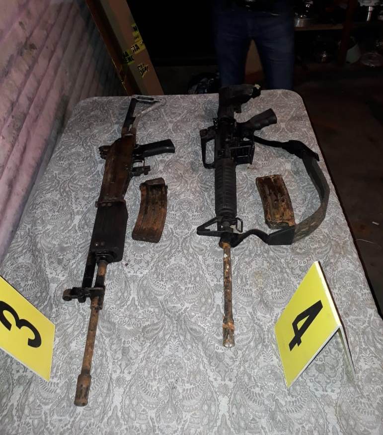 PNC decomisa fusiles de asalto durante allanamientos. (Foto Prensa Libre: Estuardo Paredes)