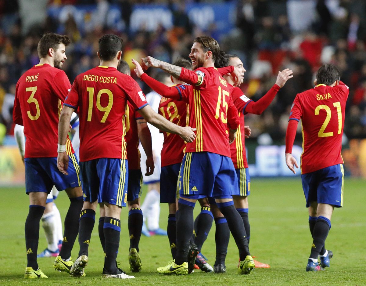 Los jugadores de España celebran el cuarto gol contra Israel anotado por Isco Alarcón. (Foto Prensa Libre: EFE)