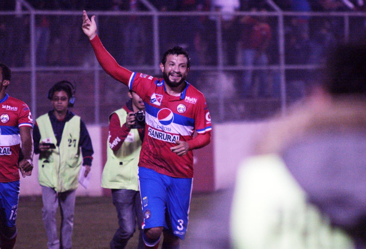 Hamilton López anotó el gol que le bastó a los "chivos" para quedarse con el clásico. (Foto Prensa Libre: Carlos Ventura)