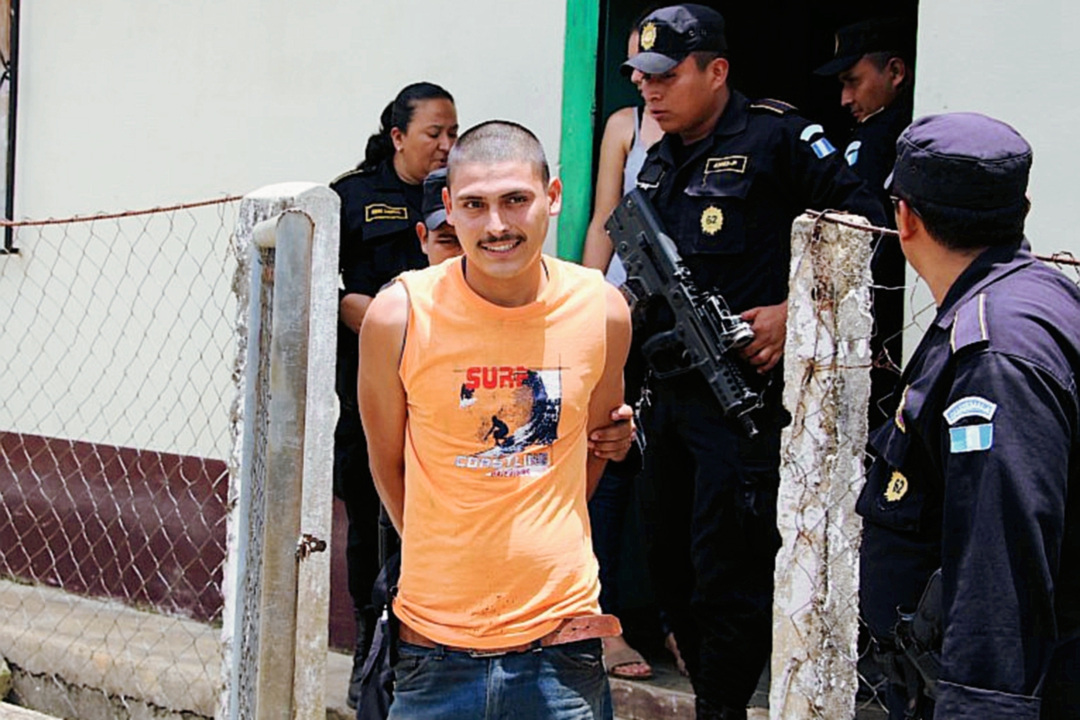 Jorge Amaliel Burgos Valdez fue capturado por localizar un vehículo robado en su vivienda. (Foto Prensa Libre: Rigoberto Escobar)