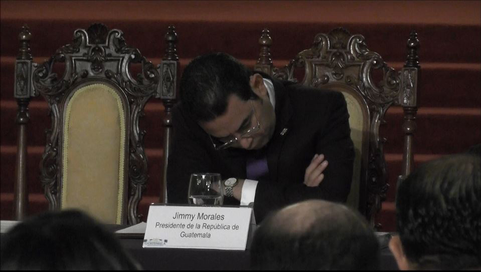 Jimmy Morales fue vencido por el sueño en la presentación del presupuesto. (Foto Prensa Libre: Hemeroteca PL)
