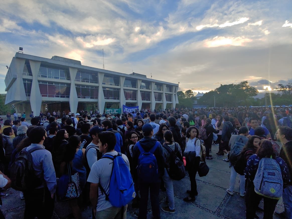 Estudiantes participan de la asamblea frente a la rectoría de la Usac, donde se informa de las medidas a tomar para rechazar al gobierno de Jimmy Morales. (Foto Prensa Libre: AEU)