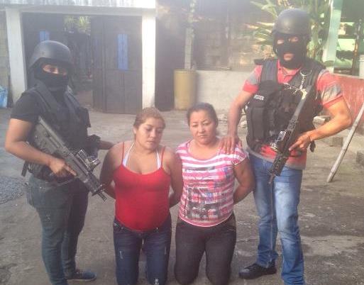 Rosa Abigail Pineda Mata y Carmen De Los Ángeles Arias fueron detenidas en el operativo. (Foto Prensa Libre: PNC)