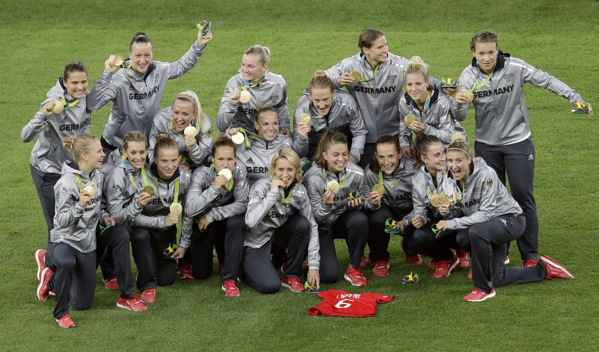 Las jugadoras de Alemania posan con la medalla de oro luego de la premiación. (Foto Prensa Libre: AP)
