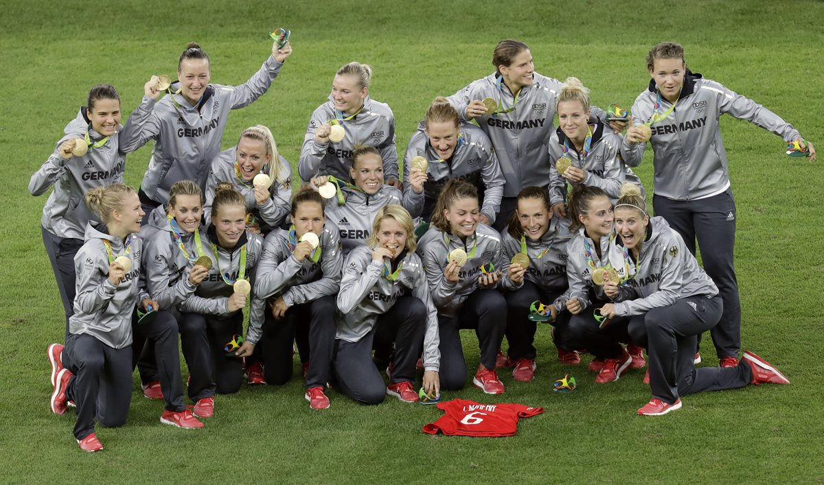 Las jugadoras de Alemania posan con la medalla de oro luego de la premiación. (Foto Prensa Libre: AP)