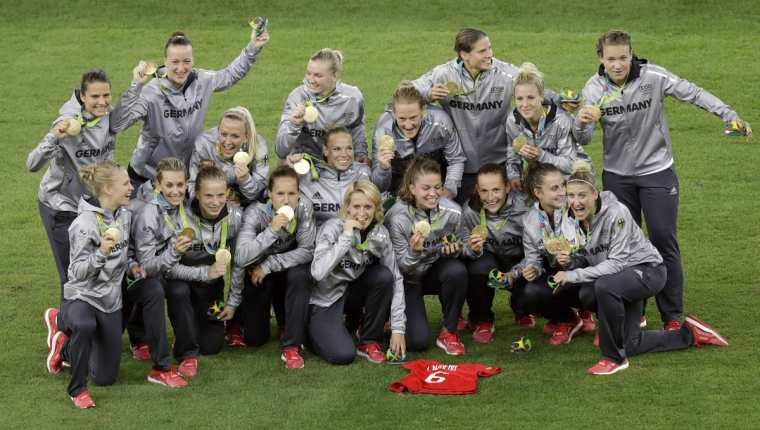 Las jugadoras de Alemania posan con la medalla de oro luego de la premiación. (Foto Prensa Libre: AP)