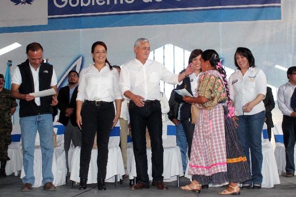 PÉREZ  entrega el bono seguro, en Quetzaltenango.