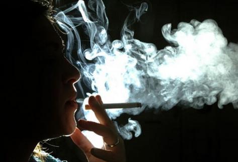Fumar causa estragos y lleva a una muerte prematura. (Foto Prensa Libre: Archivo)