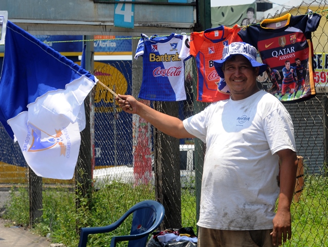 Las ventas de camisolas y banderas de Suchitepéquez se mantienen a la disposición para los aficionados. (Foto Prensa Libre: Omar Méndez)