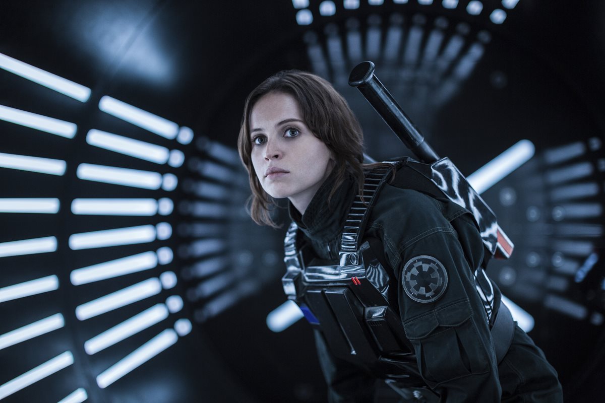 La película Rogue One tiene como protagonista a la actriz Felicity Jones, en el papel de la rebelde Jyn Erso. (Foto Prensa Libre: AP)