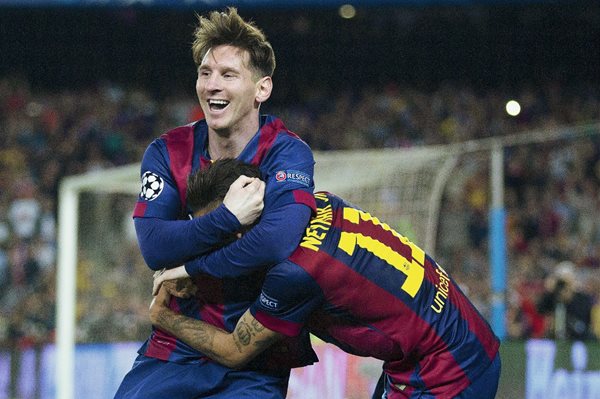 Los delanteros del F. C. Barcelona, el argentino Leo Messi (i) y el brasileño Neymar, celebran el tercer gol del equipo blaugrana. (Foto Prensa Libre: EFE)