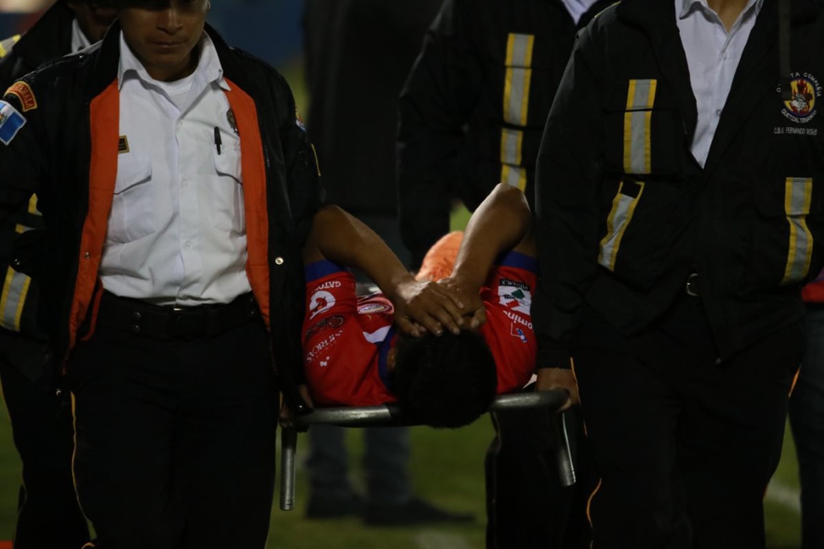 Mafre Icuté salió con gestos de dolor debido a la gravedad de la lesión al pisar mal en una jugada sin mayor peligro. (Foto Prensa Libre: Raúl Juárez)