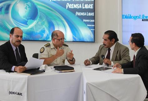 Gerardo Villamar, de la PDH, el comisario Jorge  Aldana Gálvez, el periodista Leonel Sión y el editor Isaac Ramírez, durante el programa Diálogo Libre. (Foto Prensa Libre: Estuardo Paredes)