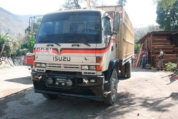 Camión y madera incautada son resguardados por agentes de la PNC en Jocotenango, Sacatepéquez. (Foto Prensa Libre: Renato Melgar)