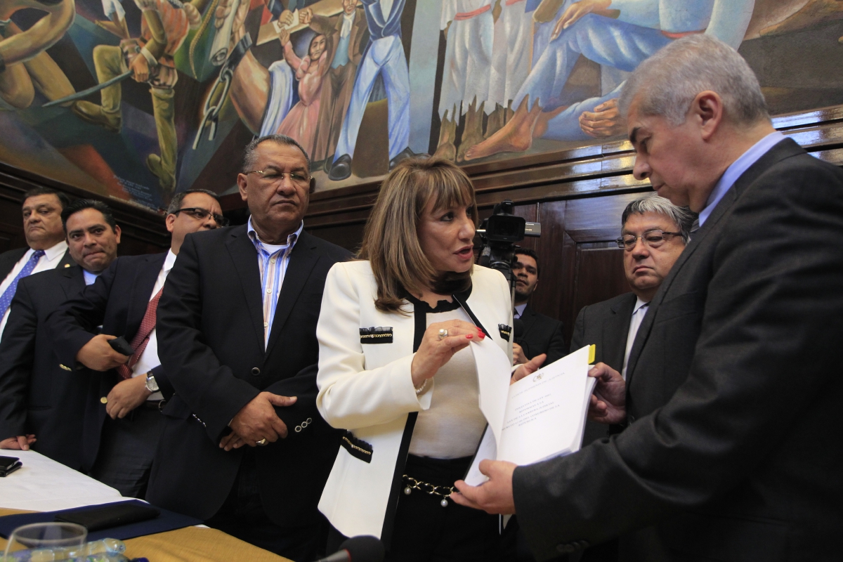 La magistrada de la Corte Suprema de Justicia Silvia Patricia Valdés  cuando entregó  a los miembros de la junta directiva del Congreso de la República  las iniciativas de reformas a la carrera judicial. (Foto Prensa Libre: Hemeroteca PL)