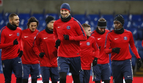 Zlatan Ibrahimovic encabeza el entrenamiento del París SG, que este fin de semana podría ganar la el torneo francés. (Foto Prensa Libre: AFP).