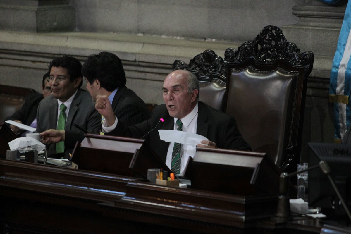 El presidente del Congreso Mario Taracena, durante la aprobación de las reformas a la Ley Orgánica del Congreso. (Foto Prensa Libre: Esbin García)