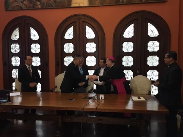 El embajador de Taiwán, John Lai, y el nuncio apostólico, Nicolás Henry Thevenin, acuerdan ayuda para damnificados en Izabal. (Foto Prensa Libre: Cortesía).