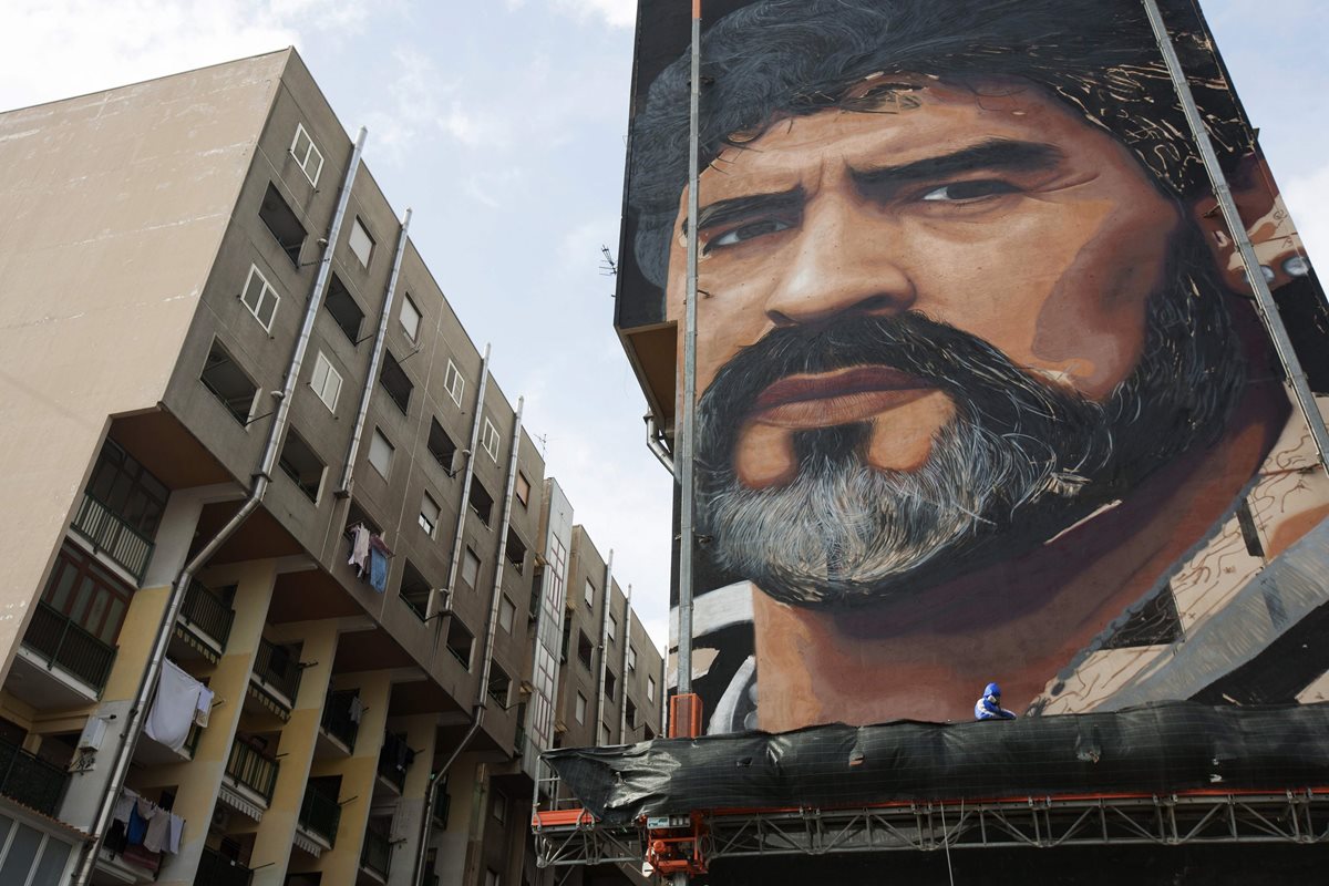 Así luce el mural en homenaje a Diego Armando Maradona. (Foto Prensa Libre: AFP)