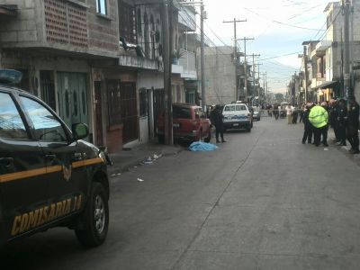 Un muerto y dos heridos dejó un ataque armado en la colonia Villalobos dos, zona 12. (Foto Prensa Libre: É. Ávila)