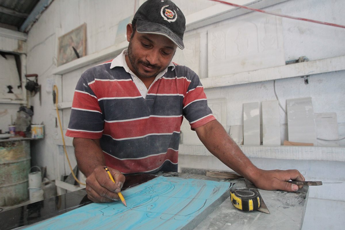 Hugo César Núñez, artesano de lápidas, muestra el proceso de elaboración. (Foto Prensa Libre: Álvaro Interiano)