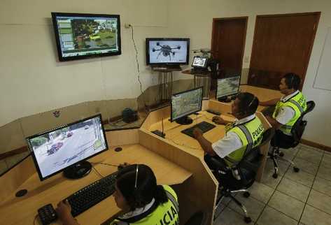 Agentes de la Policía Municipal se encargan del monitoreo para responder al llamado de vecinos que pudieran ser víctimas de la violencia.